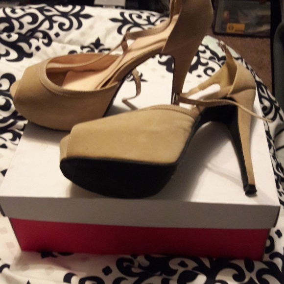 4 1/2 strap heel - Picture 3 of 5